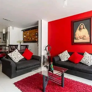 https://alojamiento-comodo-en-linda-casa-cerca-al-aeropuerto.hotels-bogota.net